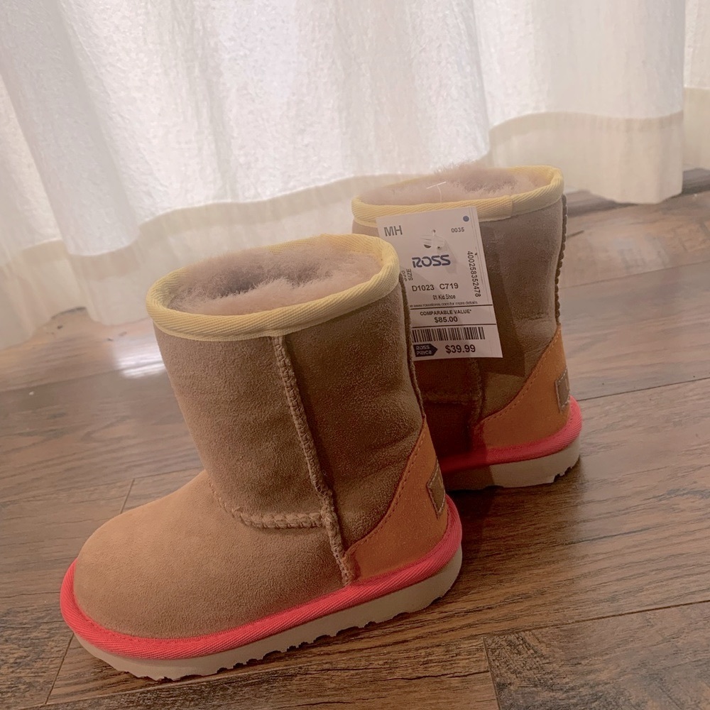 UGG Kids’ Classic Short II Water Resistant Genuine Shearling Boot - size 8, NWT